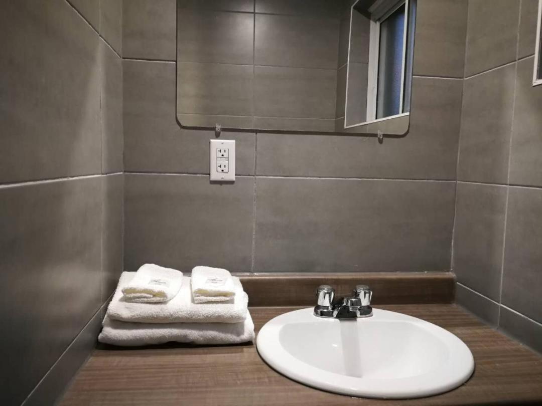 Motel Chez Nous Laval Ngoại thất bức ảnh